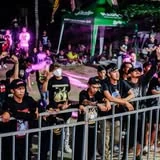 Penonton di depan pagar panggung NGORO BANGKIT 8 di bawah lampu ungu