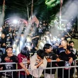 Penonton memadati bibir panggung NGORO BANGKIT 8 di bawah sorot lampu