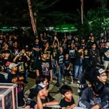 Kerumunan penonton NGORO BANGKIT 8 pada malam hari