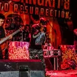 Band tampil di panggung NGORO BANGKIT 8 bercahaya merah